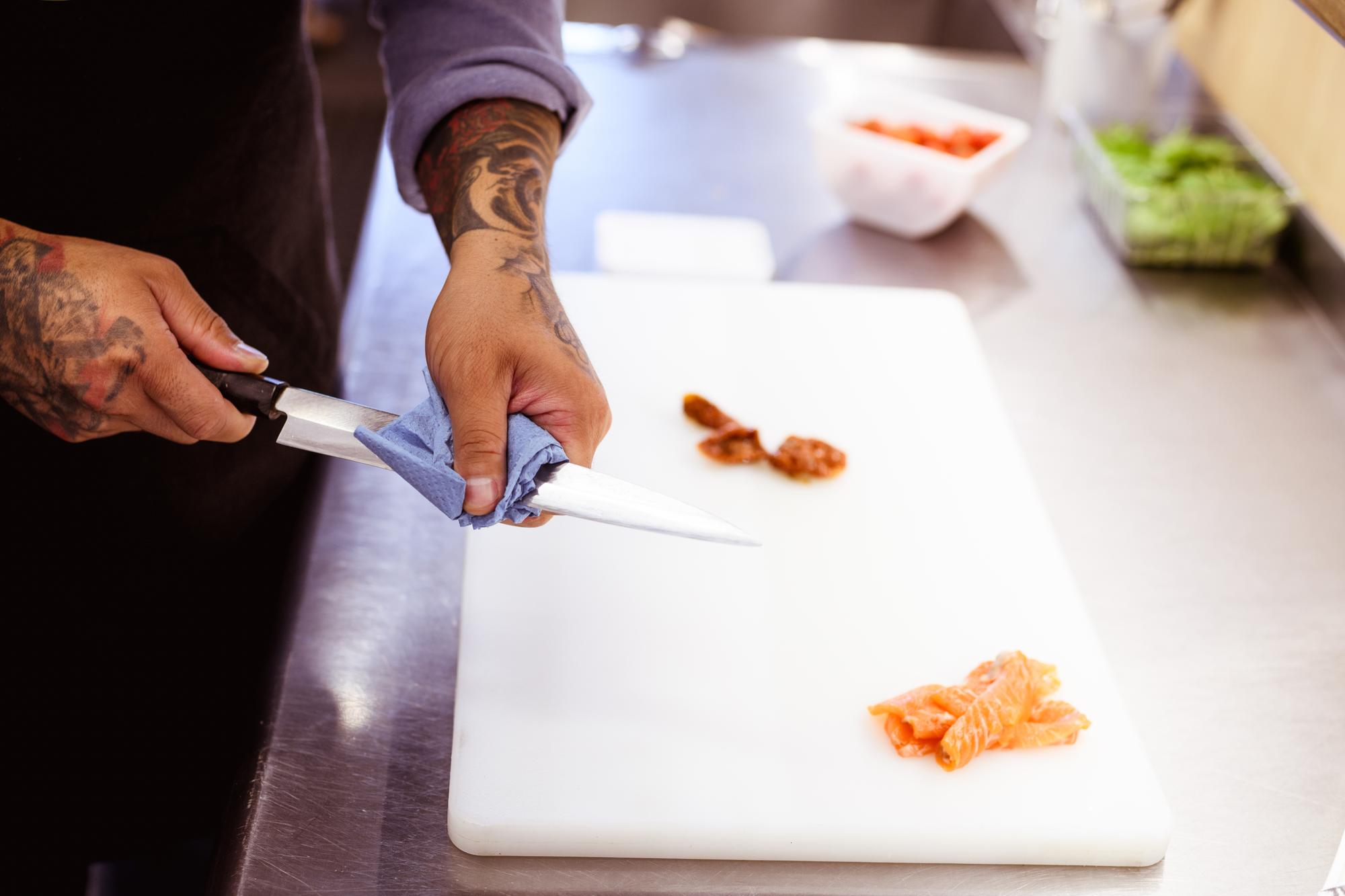 Chef che mostra un taglio tecnico
