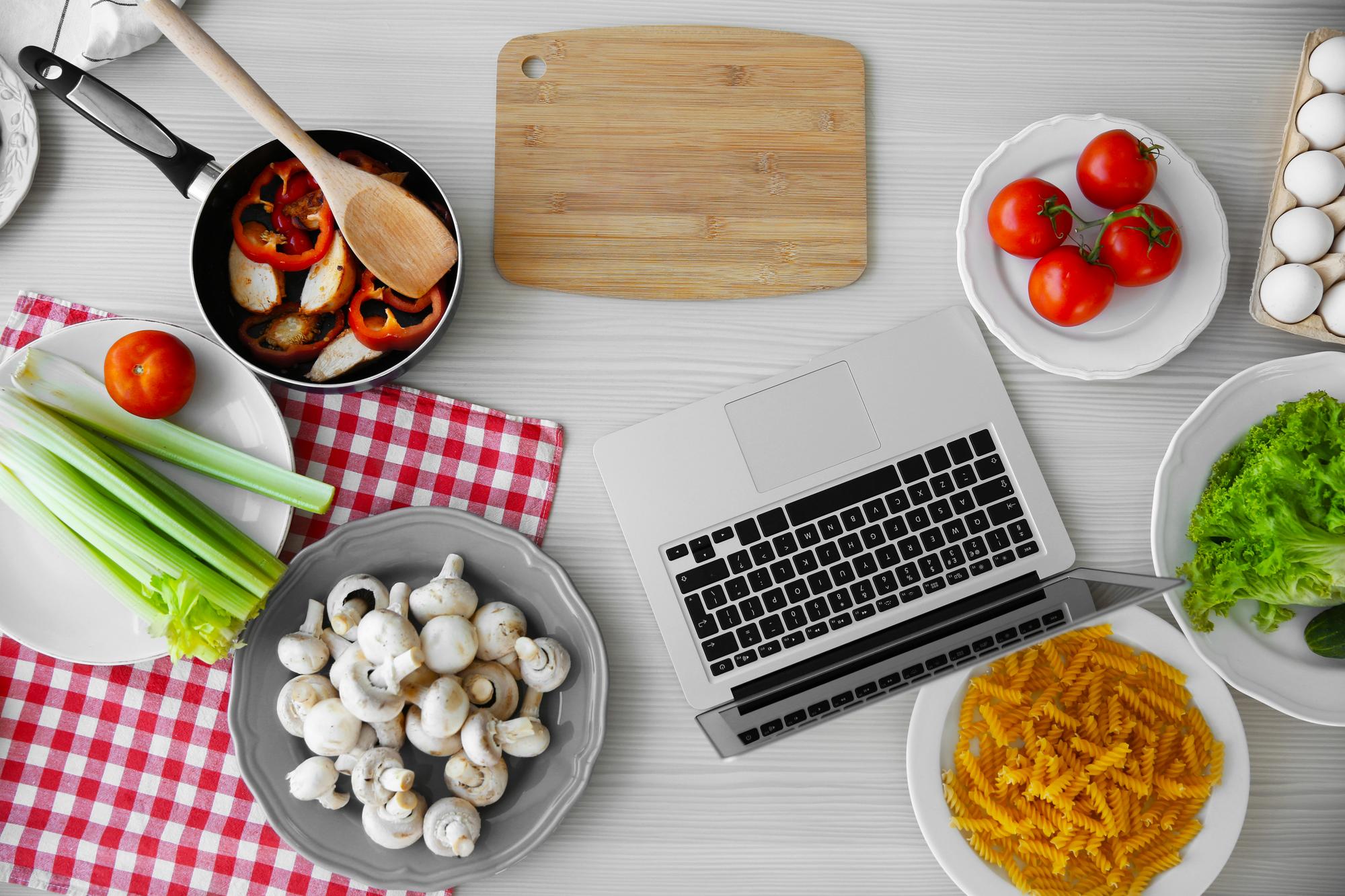 Tavolo con piatti e laptop